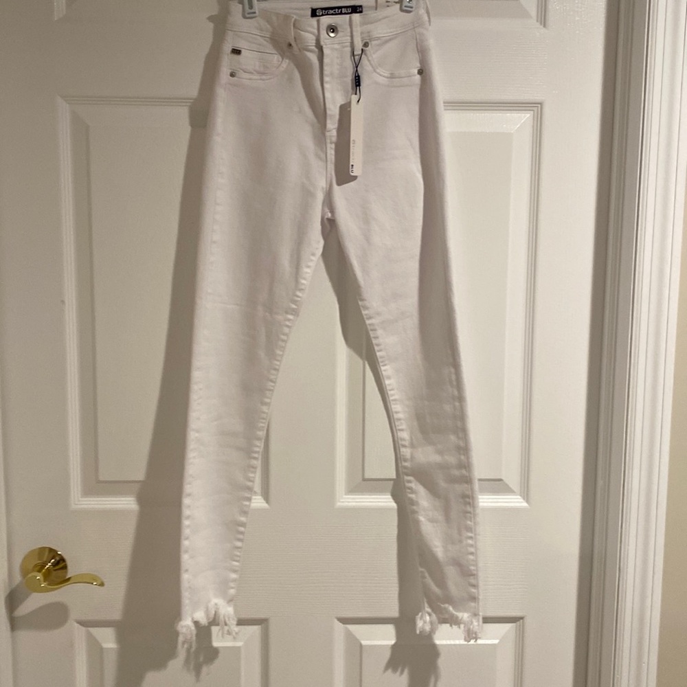 Tractr Blu high rise skinny white jean with frayed edge size 24